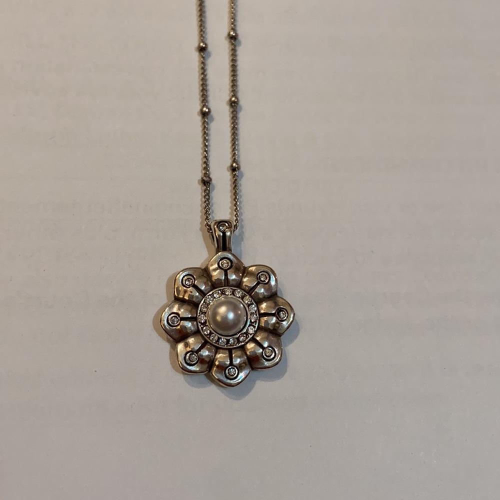 Women’s necklace with pearl